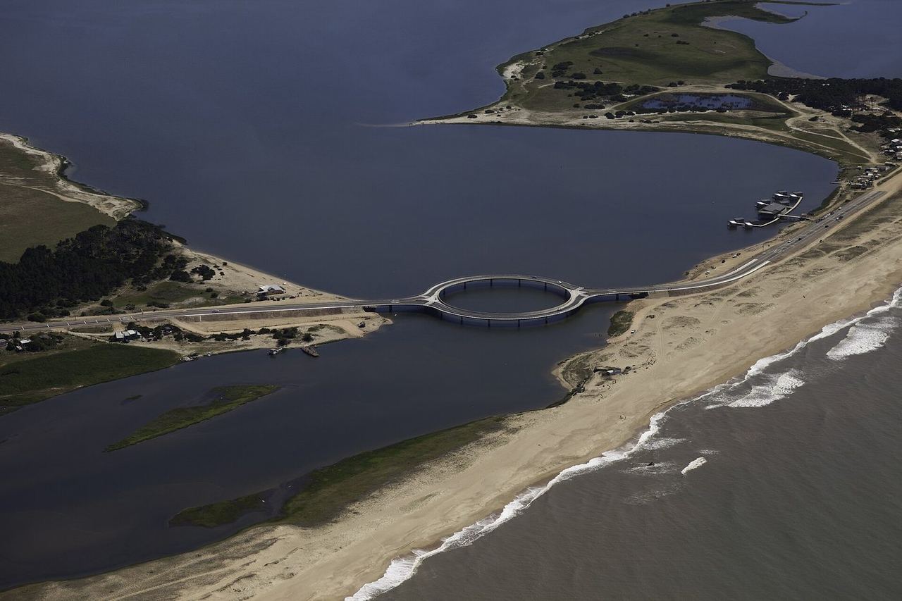 Fußwege der Brücke über die Laguna Garzón — Bild